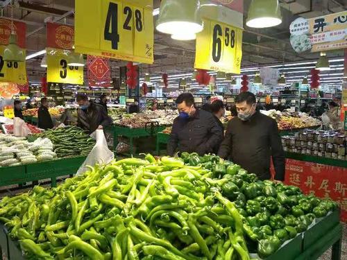 蔬菜等主要农副产品供应渠道畅通,产品供应充足,销售价格平稳,市民